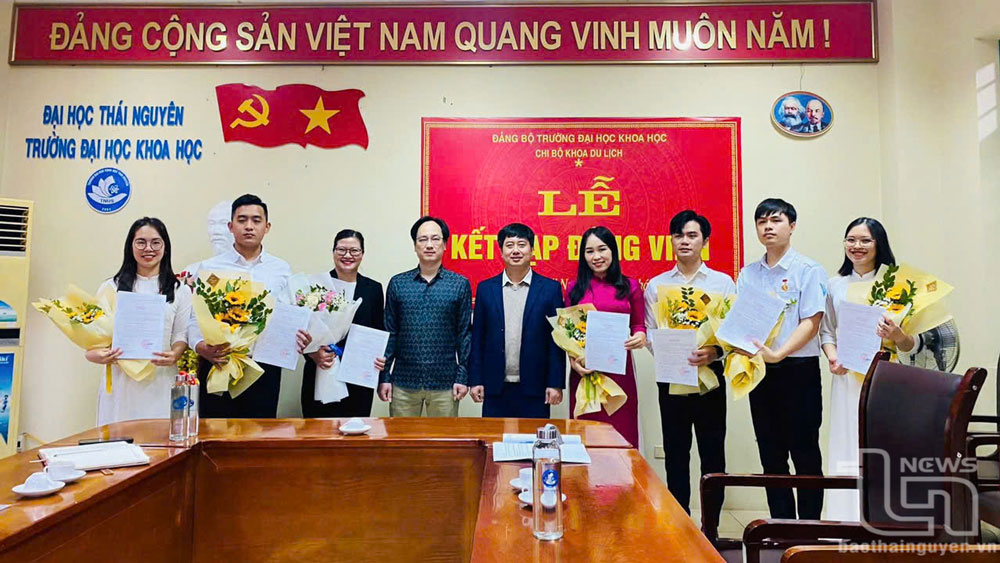 Lễ kết nạp đáng viên mới tại Chi bộ Khoa Du lịch, thuộc Đảng bộ Trường Đại học Khoa học (Đại học Thái Nguyên).