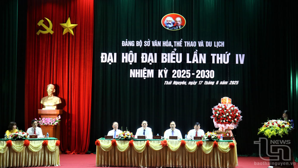 Đoàn Chủ tịch và thư ký Đại hội.