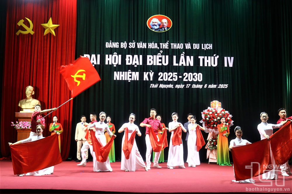 Chương trình văn nghệ chào mừng Đại hội do tập thể nghệ sĩ, diễn viên Trung tâm Văn hóa - Nghệ thuật tỉnh biểu diễn.