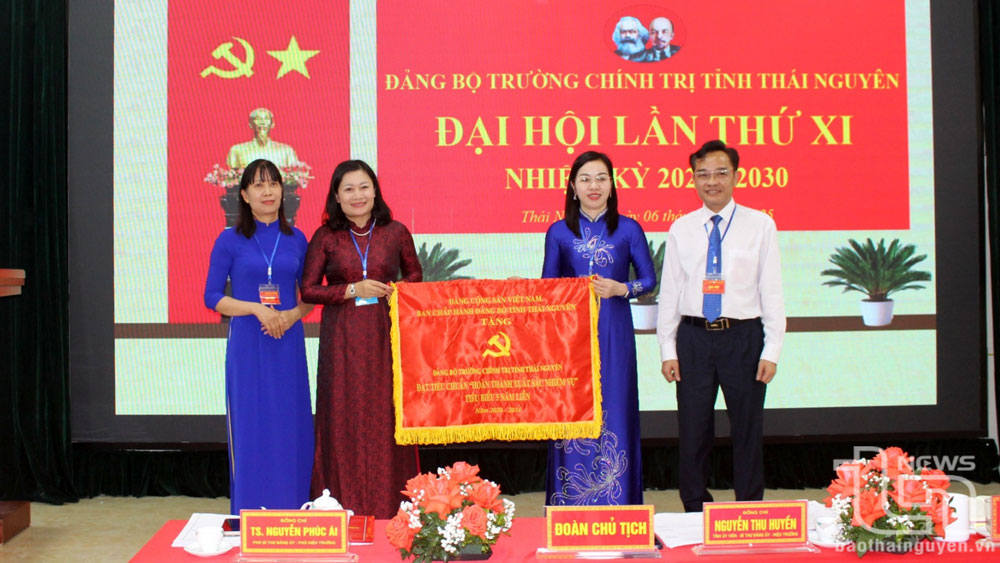 Đồng chí Phó Chủ tịch HĐND tỉnh Mai Thị Thúy Nga trao Cờ của Ban Chấp hành Đảng bộ tỉnh cho Đảng bộ Trường Chính trị tỉnh đạt tiêu chuẩn “Hoàn thành xuất sắc nhiệm vụ tiêu biểu 5 năm liền” (2020-2024)