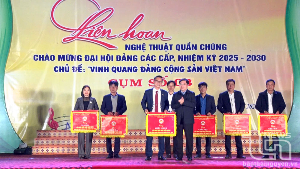 Lãnh đạo huyện Đại Từ trao giải Nhất cho đơn vị đạt giải tại Liên hoan Nghệ thuật quần chúng huyện chào mừng đại hội đảng các cấp, nhiệm kỳ 2025-2030.