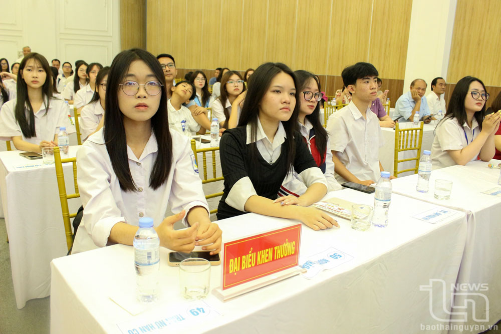 Những học sinh có thành tích xuất sắc tham dự chương trình.