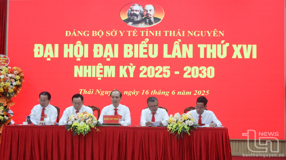 Đoàn Chủ tịch điều hành Đại hội.