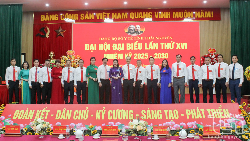 Các đại biểu dự Đại hội chụp ảnh lưu niệm cùng Ban Chấp hành Đảng bộ Sở Y tế tỉnh Thái Nguyên nhiệm kỳ 2020-2025.