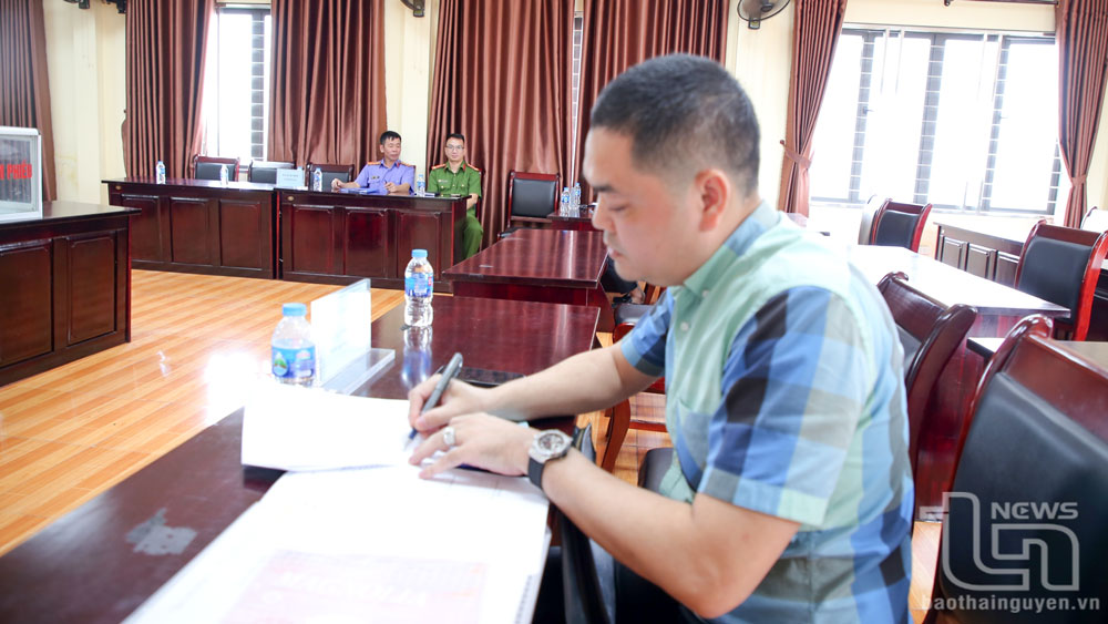Đại diện Công ty TNHH Sản xuất và Dịch vụ tổng hợp DHA ký biên bản trúng đấu giá.