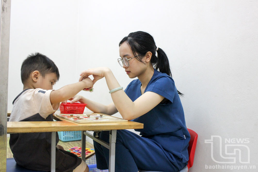 Chăm sóc, điều trị trẻ bị rối loạn phổ tự kỷ tại Bệnh viện Trung ương Thái Nguyên.