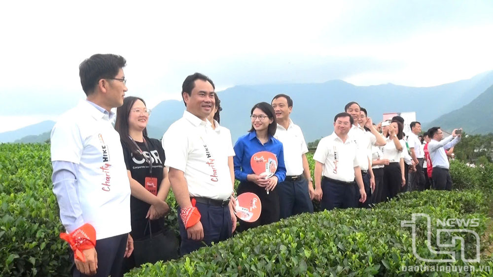 Các đồng chí lãnh đạo tỉnh Thái Nguyên, huyện Đại Từ hưởng ứng phong trào đi bộ gây quỹ mổ tim cho trẻ em tại sự kiện tổ chức ở xóm Cầu Đá, xã Hoàng Nông.