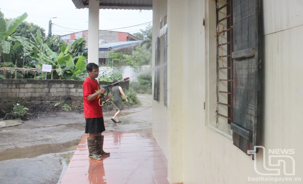 Người dân tranh thủ vệ sinh, dọn dẹp nhà cửa và khu vực công cộng sau khi nước lũ rút.