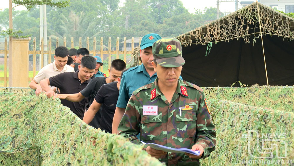 Quân nhân dự bị huyện Phú Bình được tập trung tại trạm tiếp nhận.