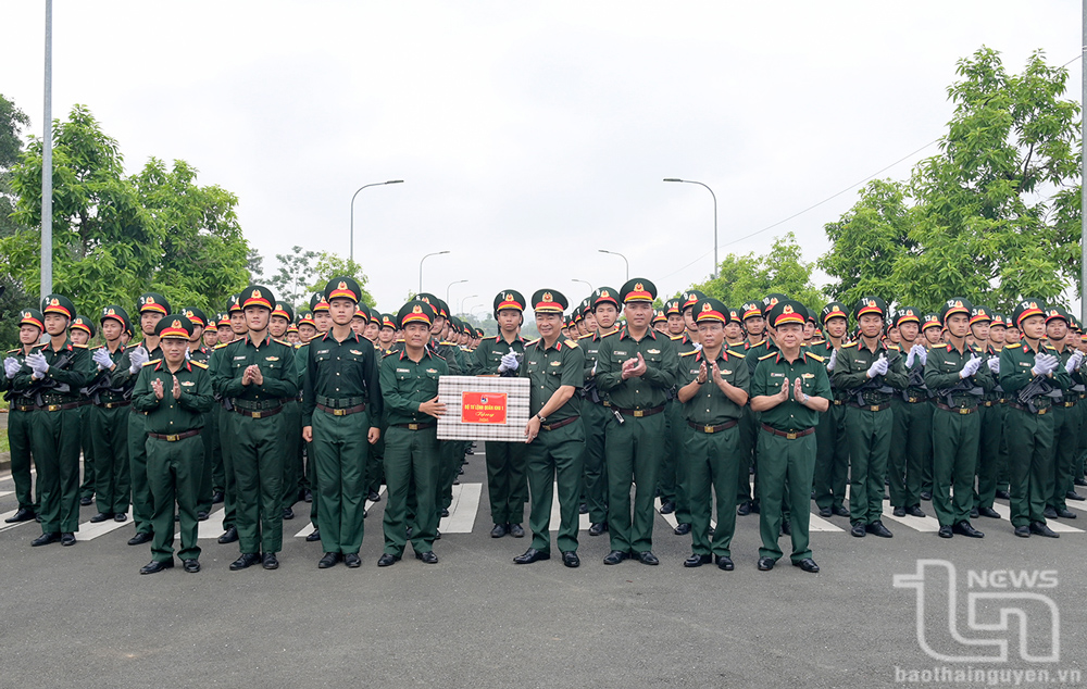 Thiếu tướng Trương Mạnh Dũng tặng quà động viên các khối luyện tập, tham gia Lễ diễu binh, diễu hành trong Lễ kỷ niệm 80 năm thành lập nước.