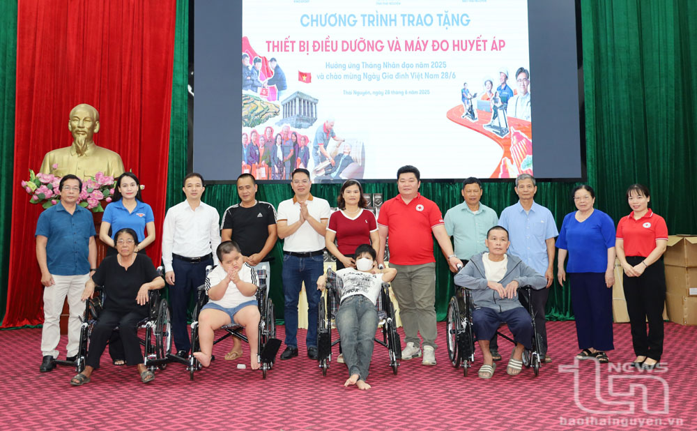 Trao gần 400 thiết bị y tế cho người nghèo huyện Định Hóa