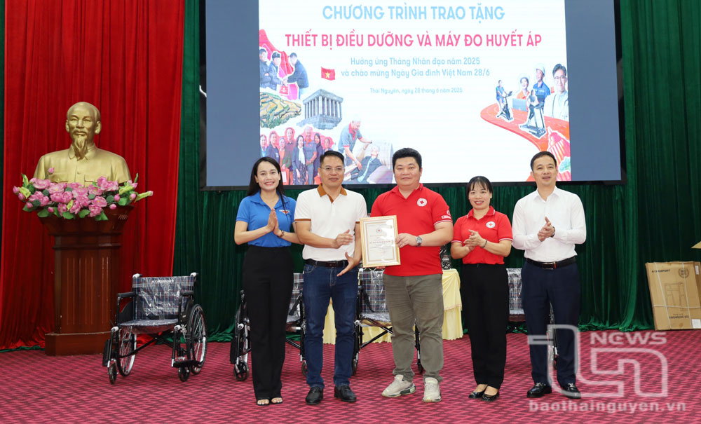 Đại diện Hội Chữ thập đỏ tỉnh Thái Nguyên trao chứng nhận “Tấm lòng vàng” cho đại diện Công ty TNHH Xuất nhập khẩu phát triển Đông Dương.