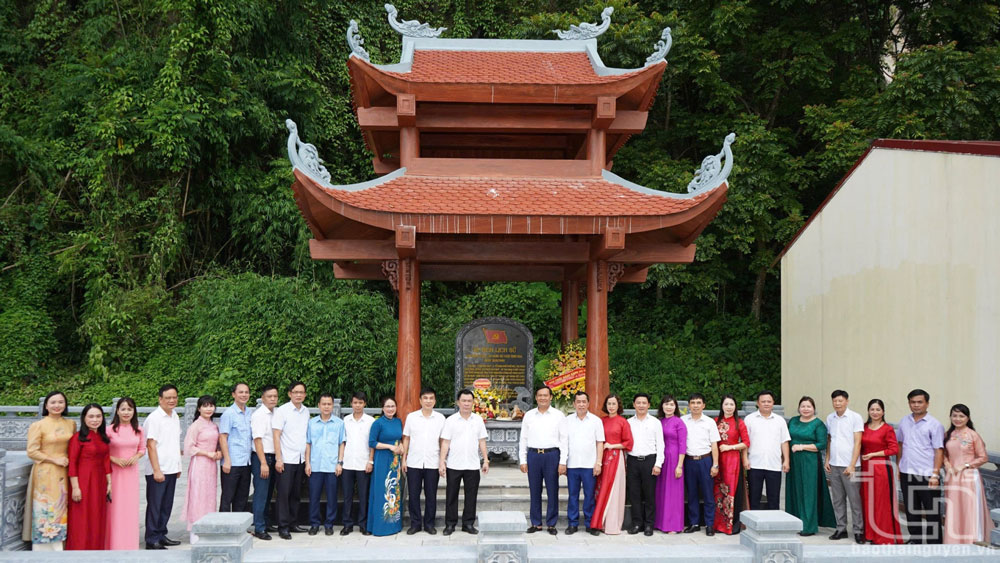 Các đại biểu chụp ảnh lưu niệm tại Di tích lịch sử địa điểm thành lập Đảng bộ châu Định Hóa.