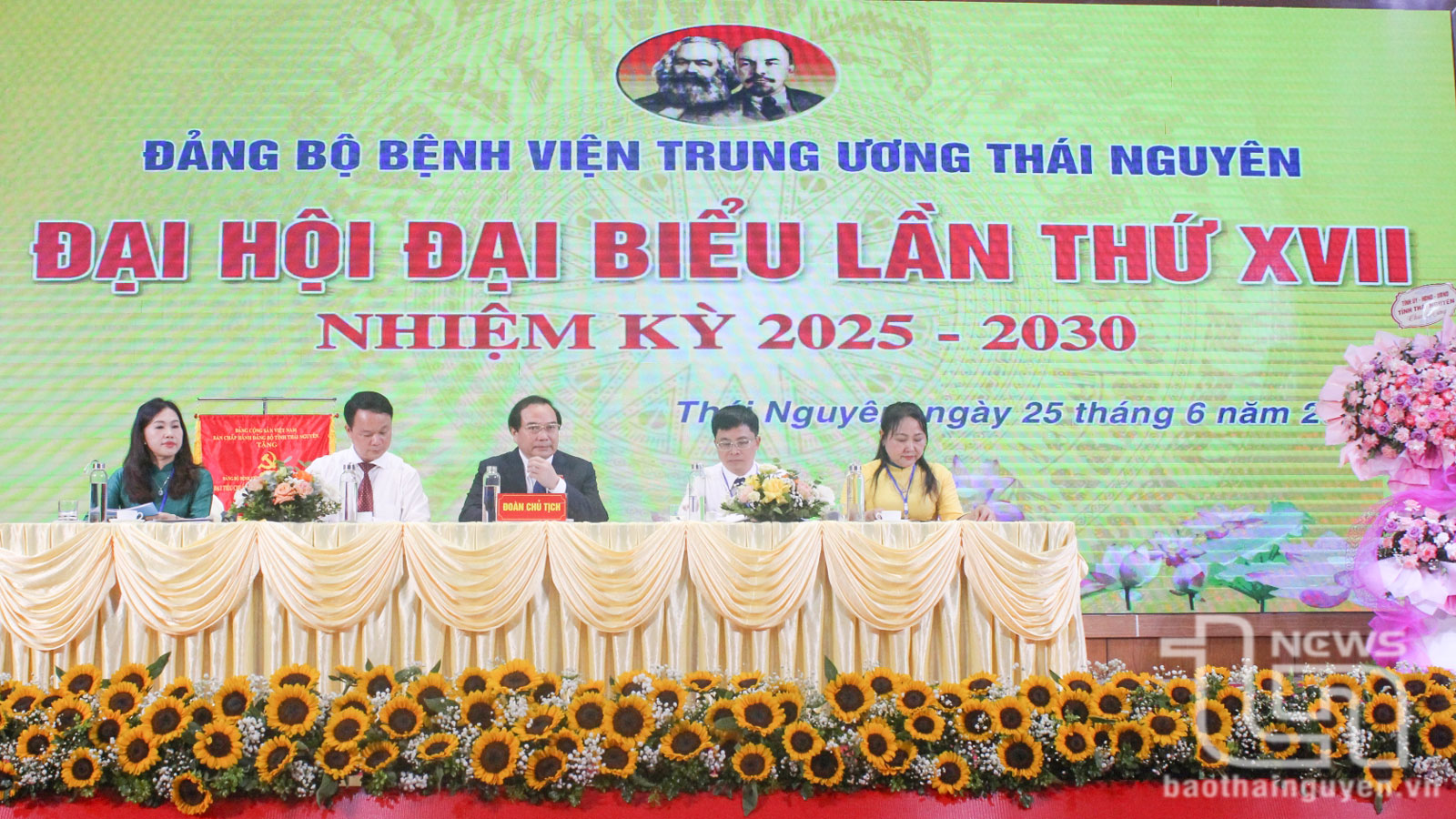 Đoàn Chủ tịch điều hành Đại hội.