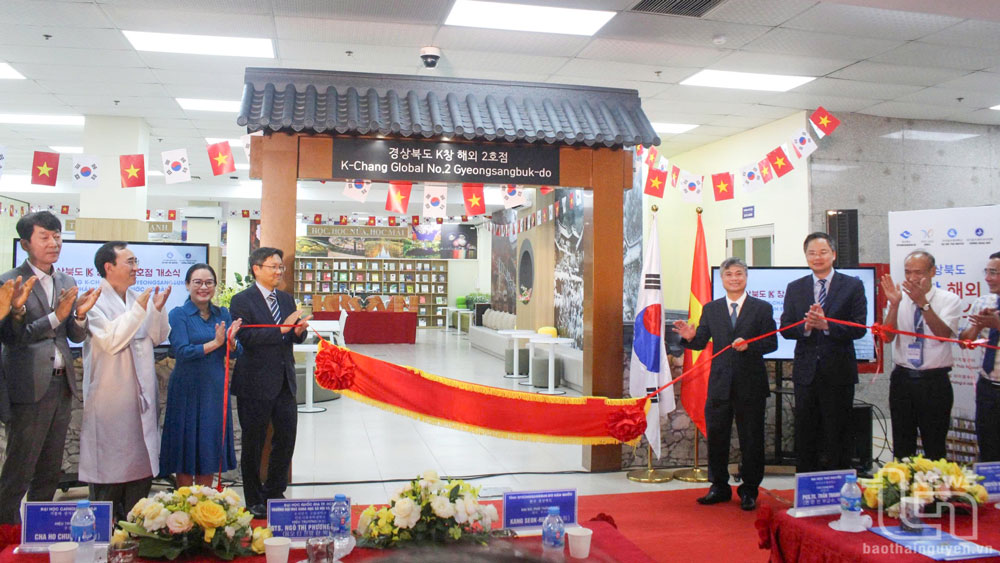 Các đại biểu dự lễ khánh thành Không gian Văn hóa Hàn Quốc - K-Chang đặt tại Thư viện Trường Ngoại ngữ (Đại học Thái Nguyên).