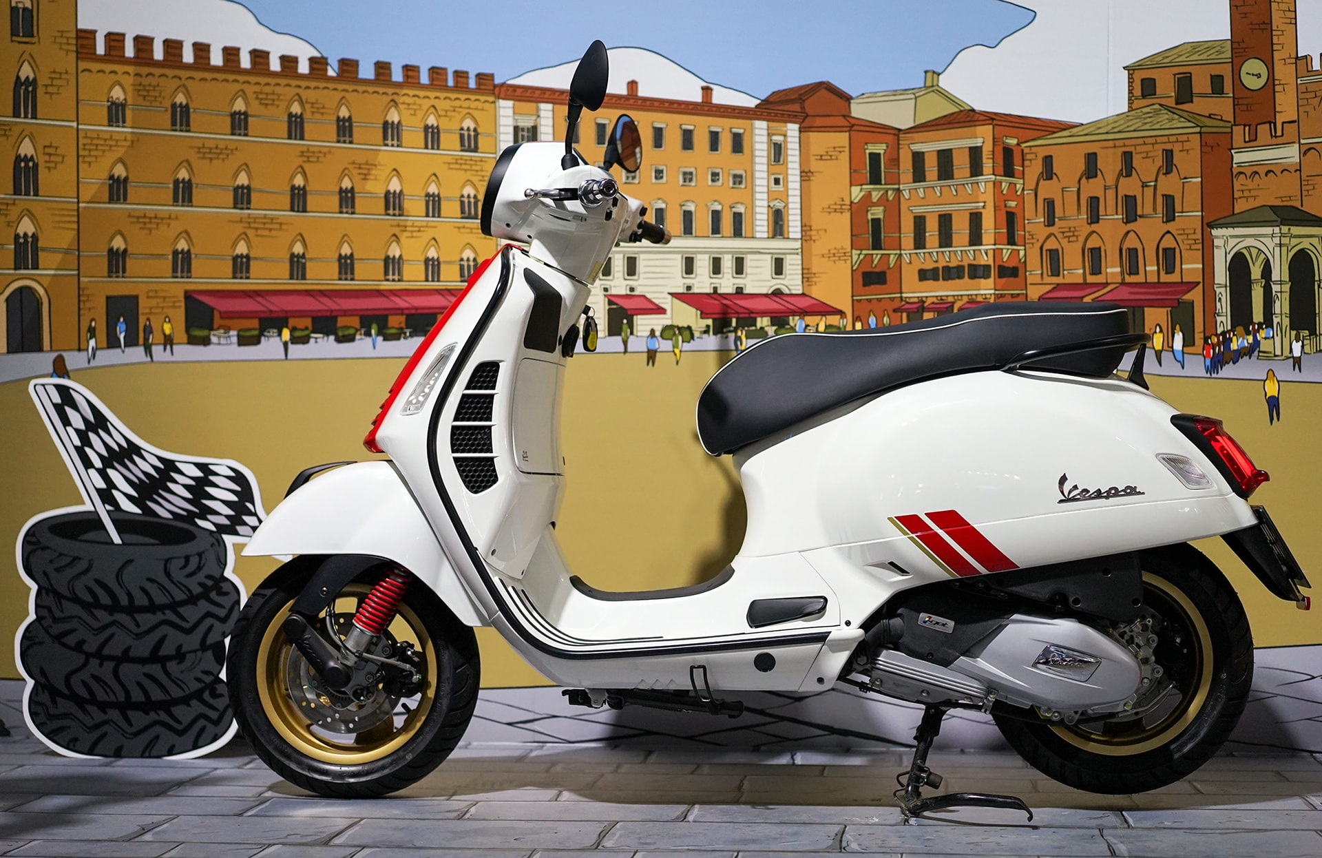 Vespa GTS 300 HPE Super Tech ABS có giá bán dao động từ 150 đến 170 triệu đồng tùy phiên bản. Ảnh: Hoàng Linh

