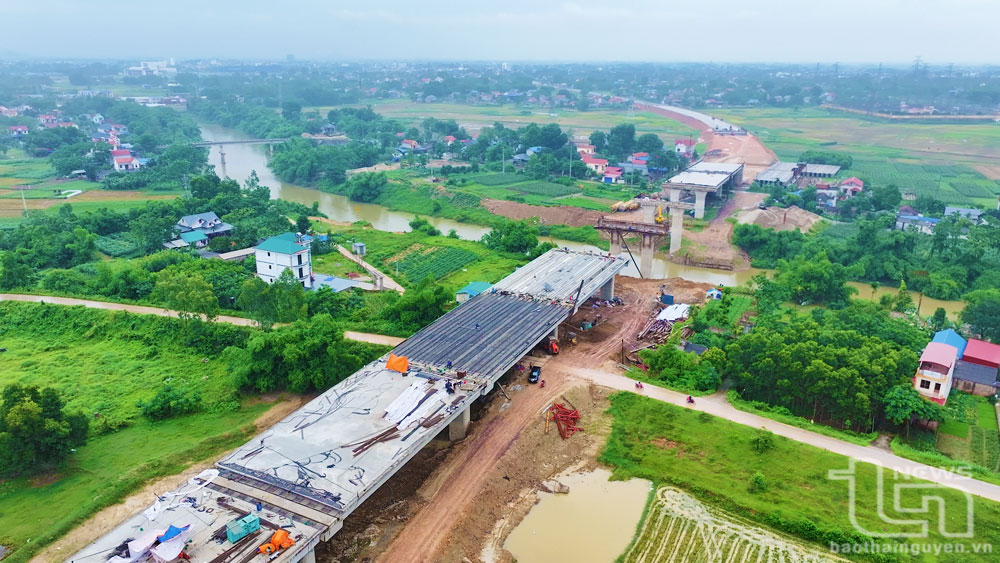 Cầu vượt sông Công có chiều dài 377m, gồm 9 nhịp, đang được đẩy nhanh tiến độ thi công.