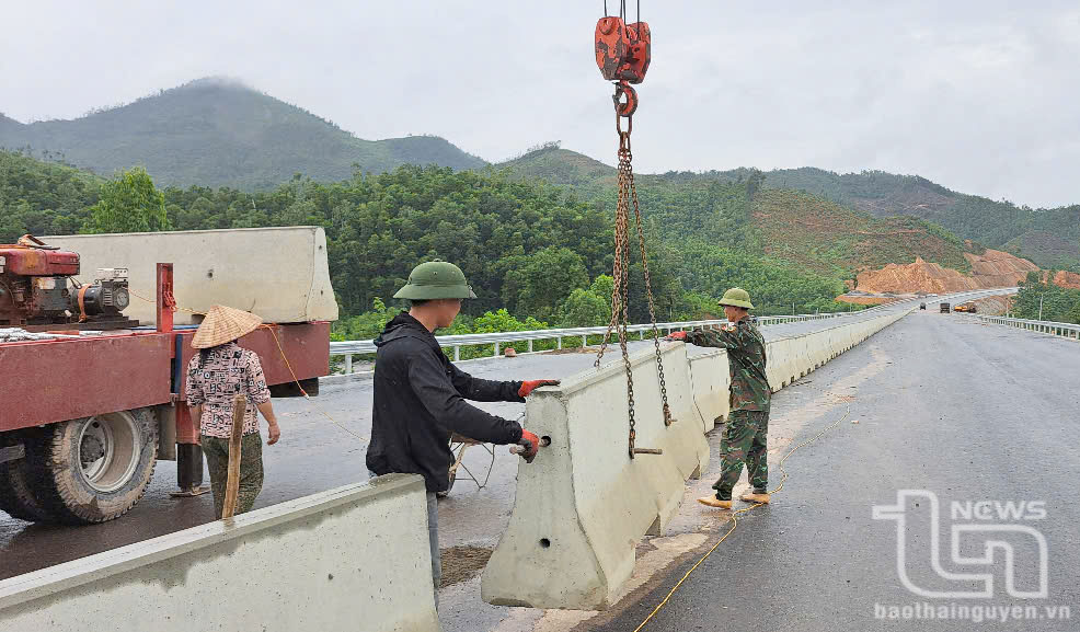 Các nhà thầu đang tập trung máy móc thiết bị, nhân lực đẩy nhanh tiến độ thi công Tuyến đường liên kết, kết nối các tỉnh Thái Nguyên - Bắc Giang - Vĩnh Phúc.