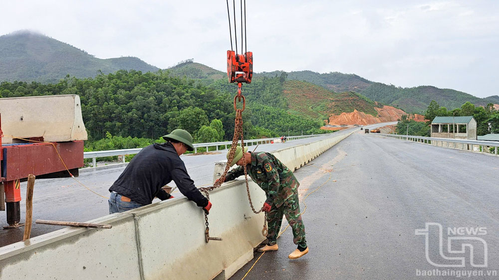 Nhiệm kỳ 2020-2025, Đảng bộ Sở Xây dựng đã chỉ đạo thực hiện tốt công tác tham mưu với tỉnh triển khai nhiều dự án giao thông trọng điểm trên địa bàn. Trong ảnh: Tuyến đường liên kết, kết nối các tỉnh Thái Nguyên - Bắc Giang - Vĩnh Phúc do Tổng Công ty 319 (Bộ Quốc Phòng) thi công.