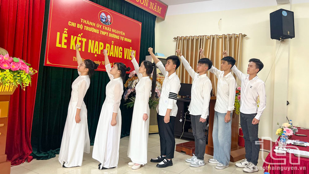 Các đảng viên mới tuyên thệ tại Lễ kết nạp Đảng.