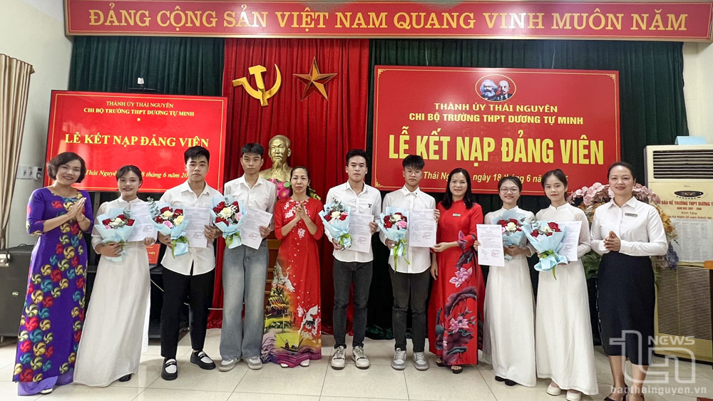 Chi ủy Chi bộ Trường THPT Dương Tự Minh tặng hoa, chúc mừng 7 đảng viên mới được kết nạp.