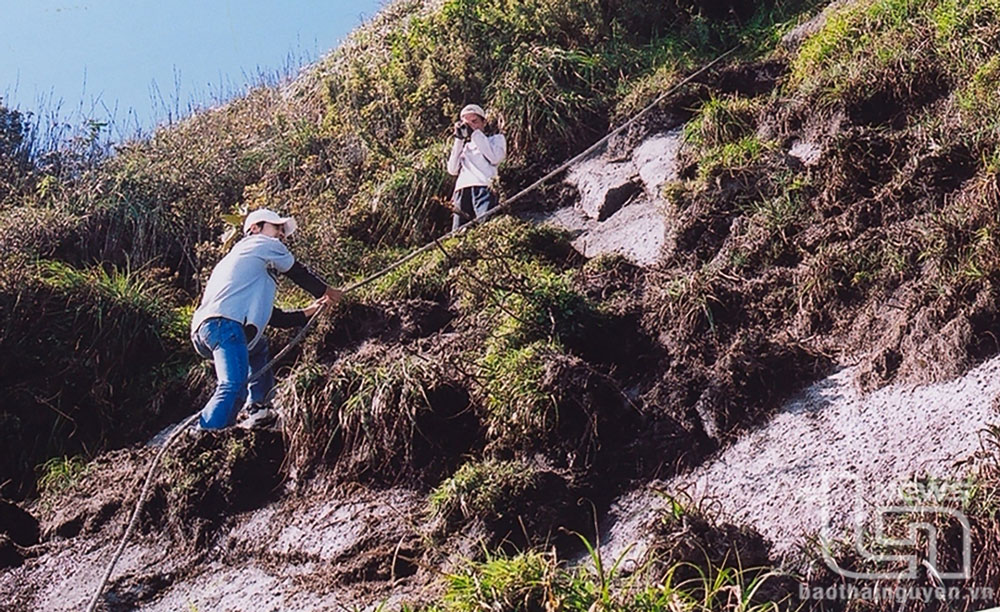Một vách núi cao gần đỉnh Fansipan phải leo bằng dây thừng.