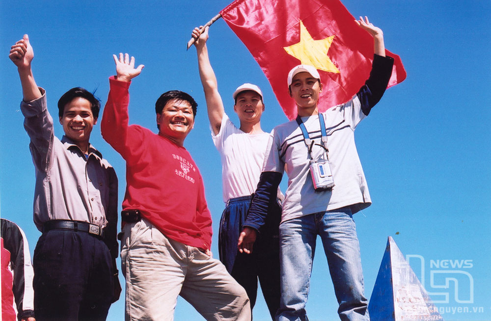 Gần trưa ngày 3-10-2004, cả đoàn đã chạm tới đỉnh Pansipan cao 3.143m trong niềm vui vỡ òa. 