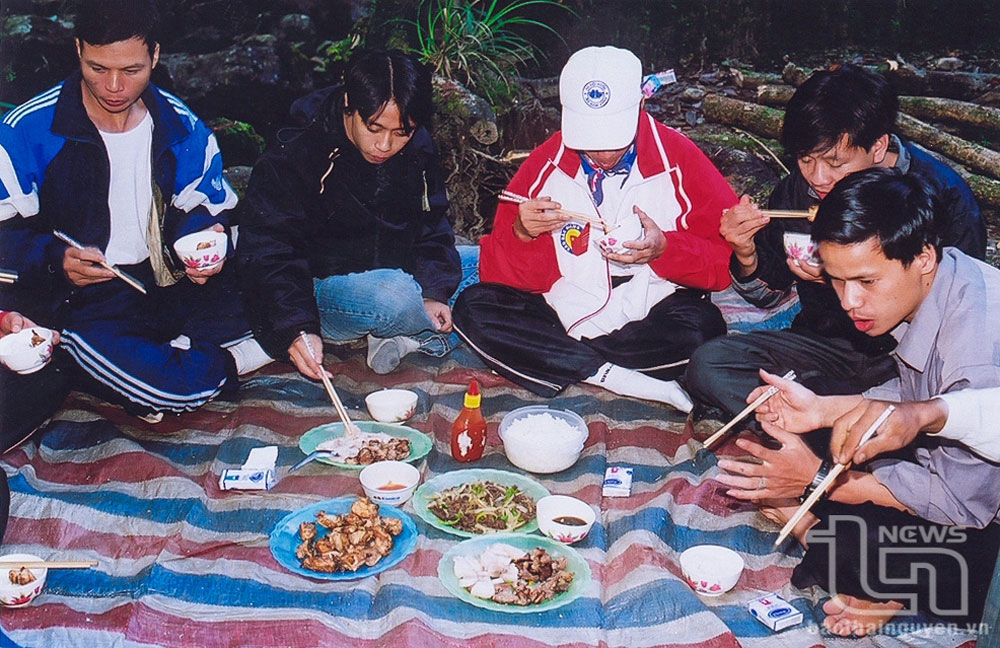 Đoàn ăn tối trong rừng.