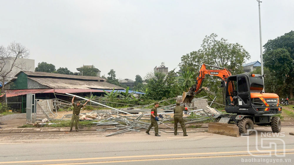 Công trình xây dựng trái phép trên đất công do UBND phường Gia Sàng quản lý, nằm tiếp giáp với suối Xương Rồng và vỉa hè đường Bắc Nam - cầu Huống Thượng.