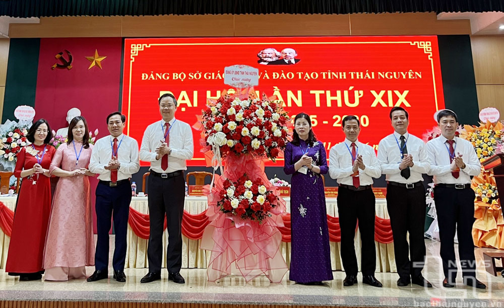 Đồng chí Mai Thị Nhài, Phó Bí thư chuyên trách Đảng ủy UBND tỉnh, chúc mừng Đại hội.