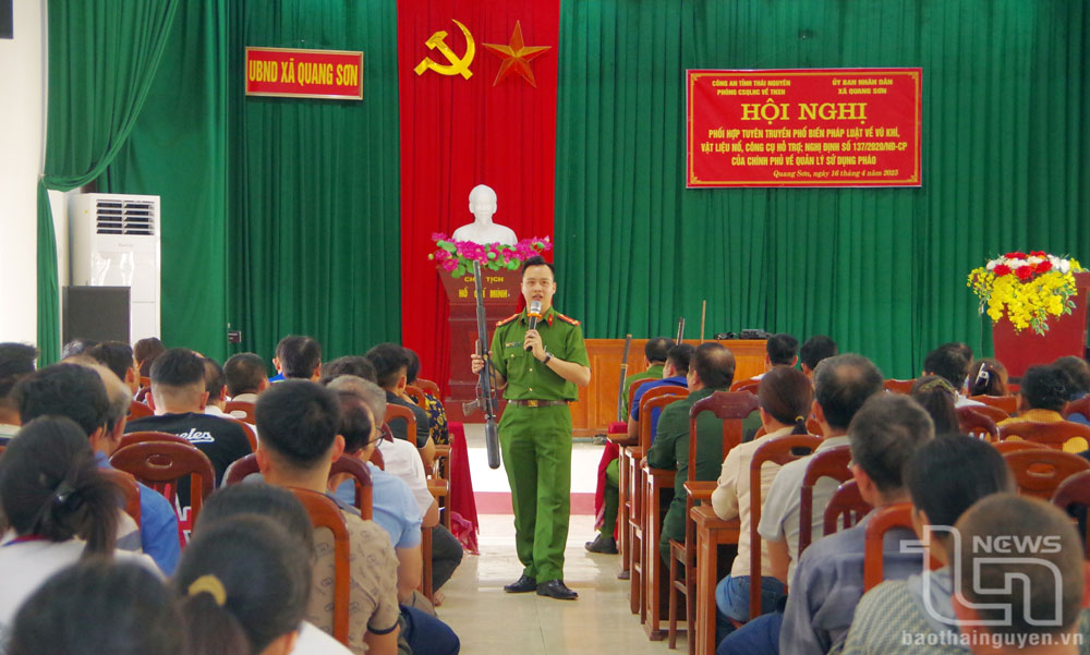 Cán bộ Công an tỉnh tuyên truyền pháp luật về vũ khí, vật liệu nổ, công cụ hỗ trợ cho người dân xã Quang Sơn (Đồng Hỷ).
