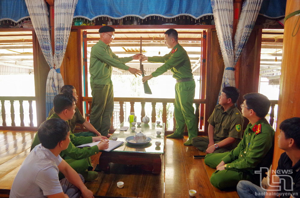 Ông Hoàng Văn Kiểm giao nộp khẩu súng tự chế cho Công an xã Phú Đình (Định Hóa).