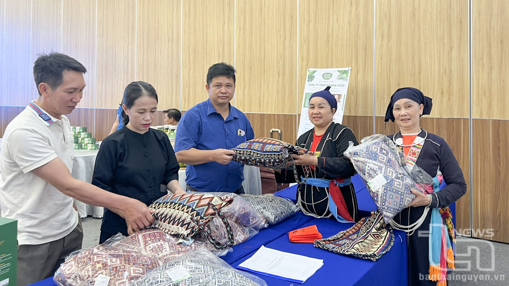 Trên 200 đại biểu dự tập huấn hiện diện trực tuyến với tên miền quốc gia '.vn'