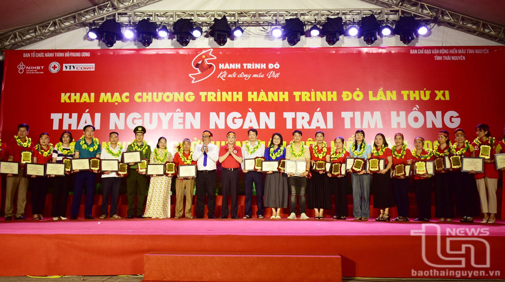 Ban Tổ chức tôn vinh người hiến máu tiêu biểu năm 2025.
