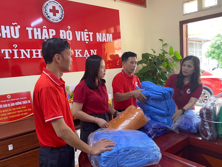 Tiếp nhận nhu yếu phẩm hỗ trợ người dân bị ảnh hưởng bởi thiên tai.