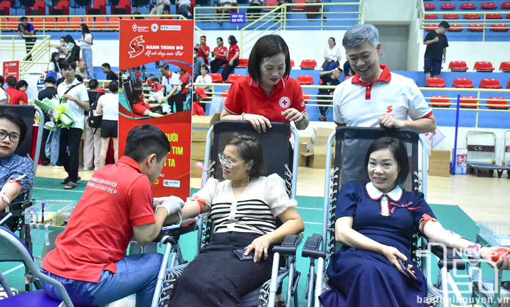 Lãnh đạo Hội Chữ thập đỏ tỉnh và Viện Huyết học và Truyền máu Trung ương động viên người hiến máu tình nguyện.