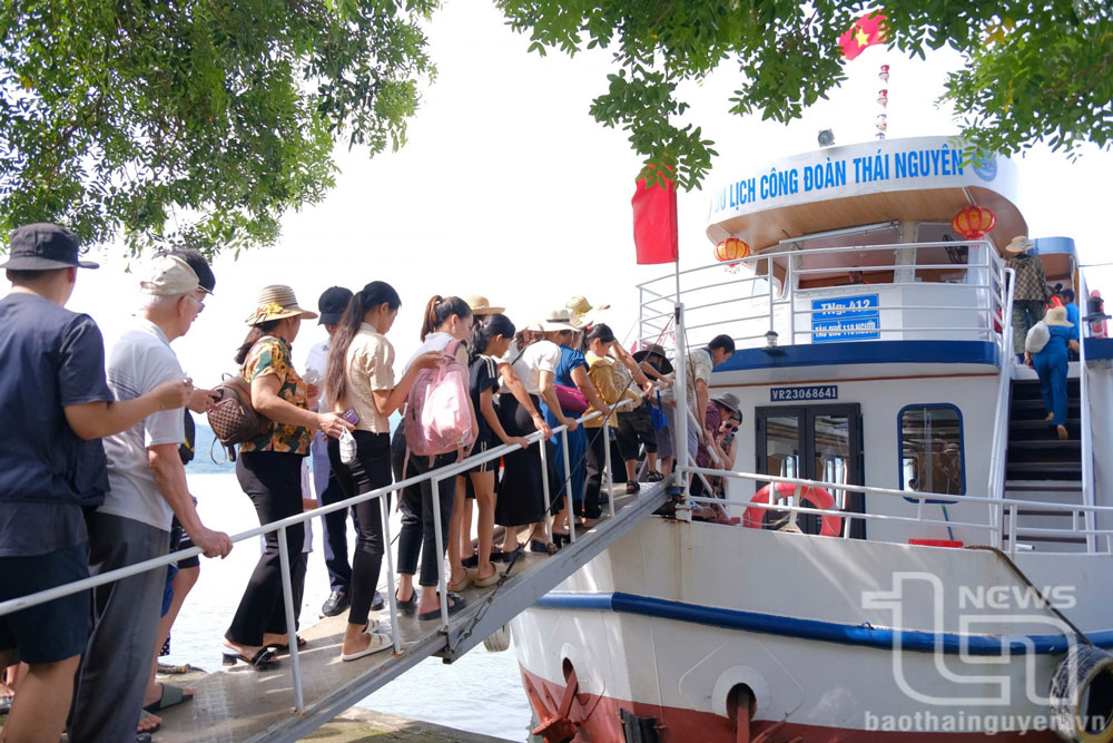 Du khách hào hứng lên du thuyền tham quan hồ Núi Cốc.
