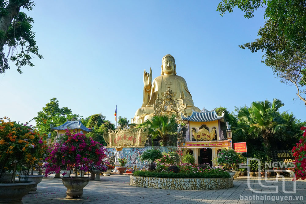 Chùa thiêng Thác Vàng là một trong những điểm nhấn của Khu du lịch Hồ Núi Cốc.