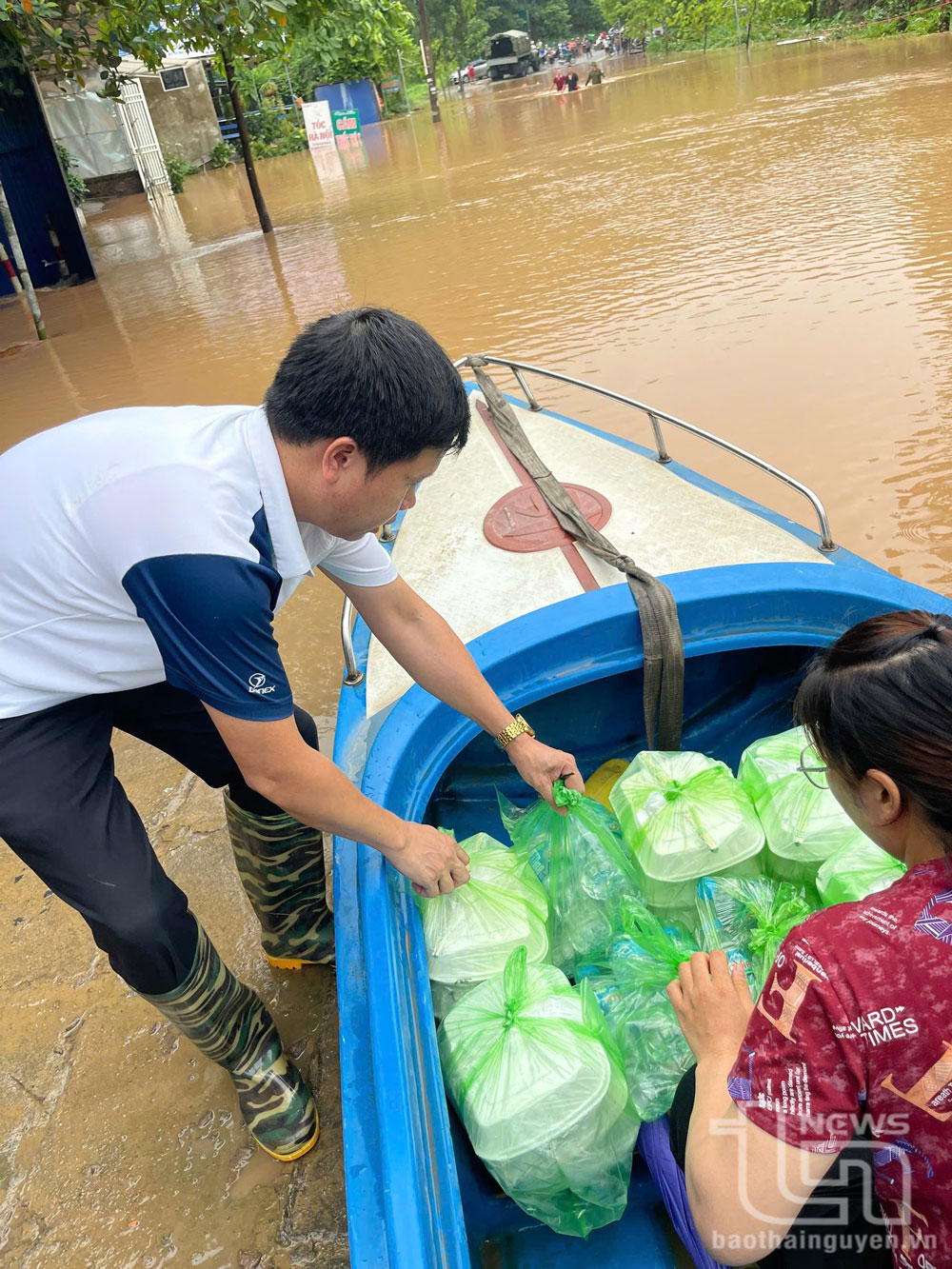 Những hộp cơm nóng hổi miễn phí được khẩn trương đưa đến tay người dân bị mắc kẹt vùng lũ.