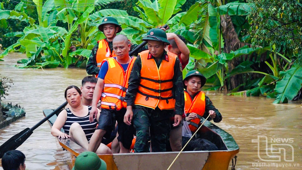 Lực lượng cứu hộ thành phố Sông Công nhanh chóng di chuyển người dân đến nơi an toàn trong ngày 21-6.