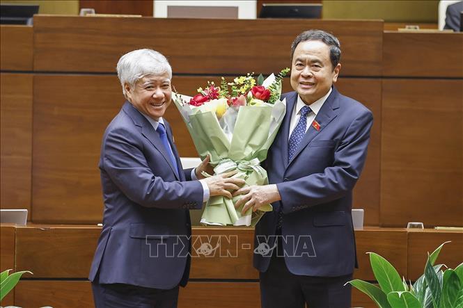 Đồng chí Đỗ Văn Chiến, Ủy viên Bộ Chính trị, Bí thư Trung ương Đảng, Chủ tịch Ủy ban Trung ương Mặt trận Tổ quốc Việt Nam tặng hoa chúc mừng Chủ tịch Quốc hội Trần Thanh Mẫn, Chủ tịch Hội đồng bầu cử quốc gia. Ảnh: Doãn Tấn/TTXVN