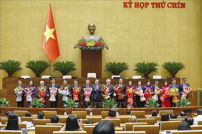Chủ tịch Quốc hội Trần Thanh Mẫn, Chủ tịch Hội đồng bầu cử quốc gia tặng hoa các Phó Chủ tịch và Ủy viên Hội đồng bầu cử quốc gia. Ảnh: Doãn Tấn/TTXVN