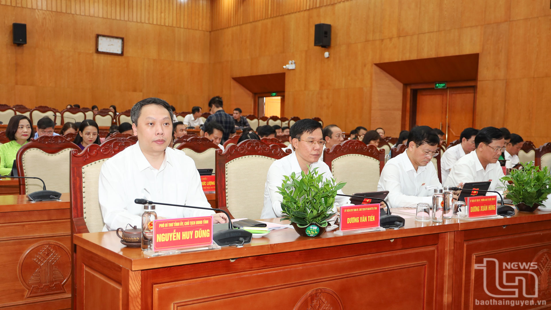 Đồng chí Chủ tịch UBND tỉnh Nguyễn Huy Dũng và các đại biểu dự Kỳ họp.
