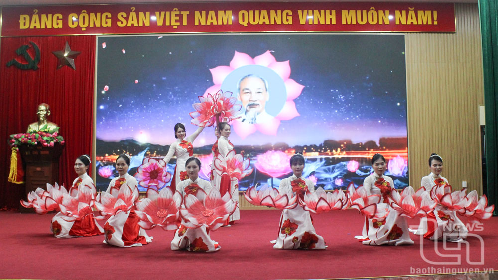 Văn nghệ chào mừng tại Hội nghị.