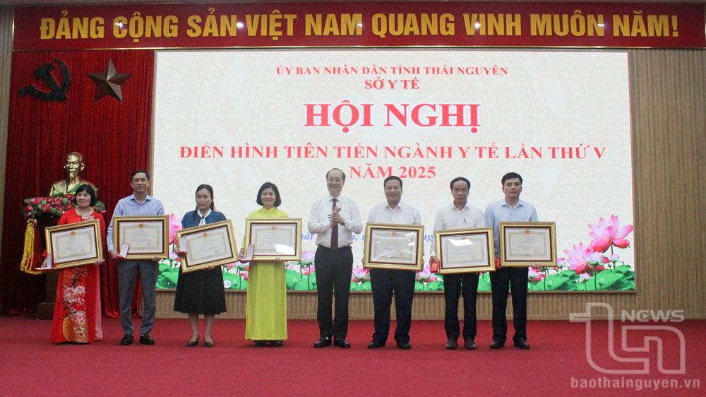 Tôn vinh điển hình tiên tiến ngành Y tế Thái Nguyên