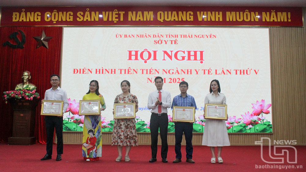 Lãnh đạo Sở Y tế tặng Bằng khen của UBND tỉnh cho các cá nhân có thành tích xuất sắc trong thực hiện nhiệm vụ công tác 2 năm (2023-2024).