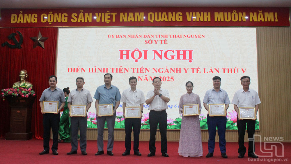 Các cá nhân nhận Giấy khen của Sở Y tế trong thực hiện phong trào thi đua yêu nước giai đoạn 2020-2025.
