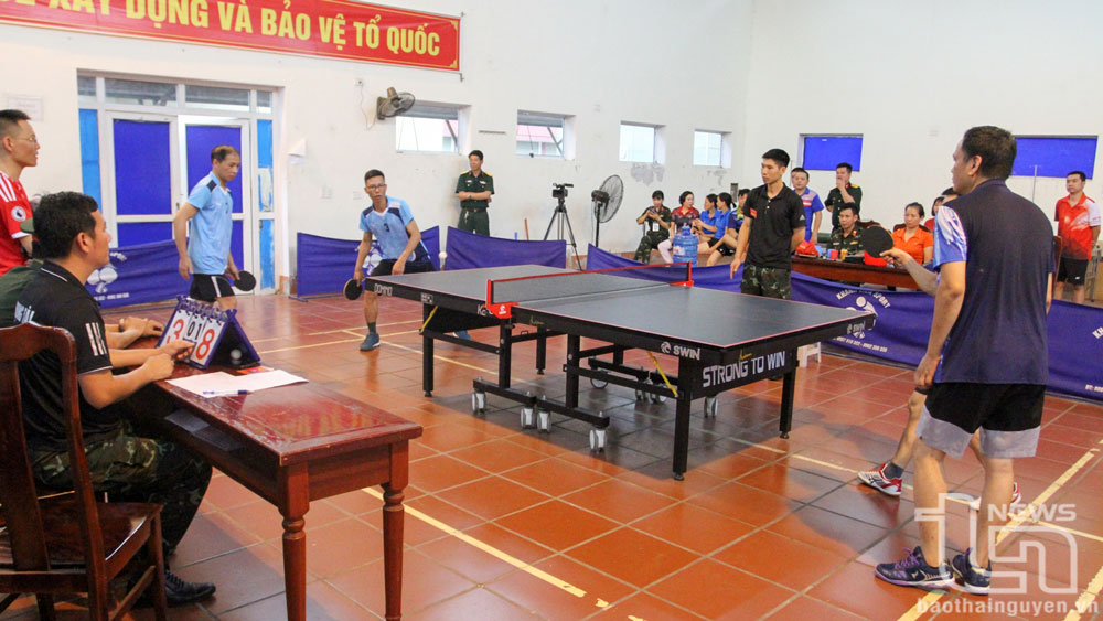 Các vận động viên thi đấu môn bóng bàn.