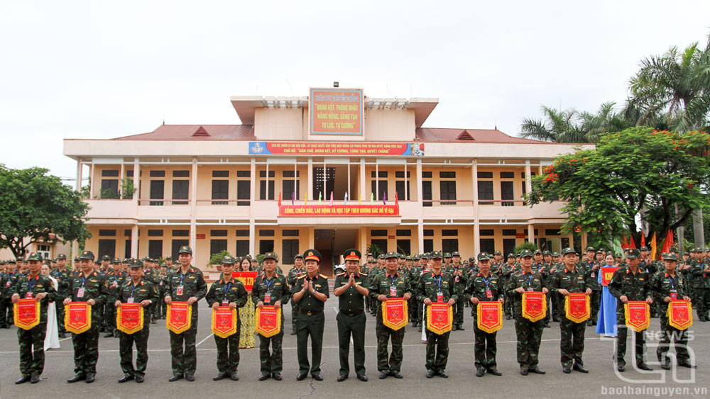 Lãnh đạo Cục Hậu cần - Kỹ thuật Quân khu 1 tặng Cờ lưu niệm cho các đơn vị tham gia Hội thao.