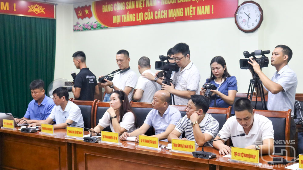 Đại diện các cơ quan báo chí Trung ương và địa phương tham dự đưa tin buổi họp báo.